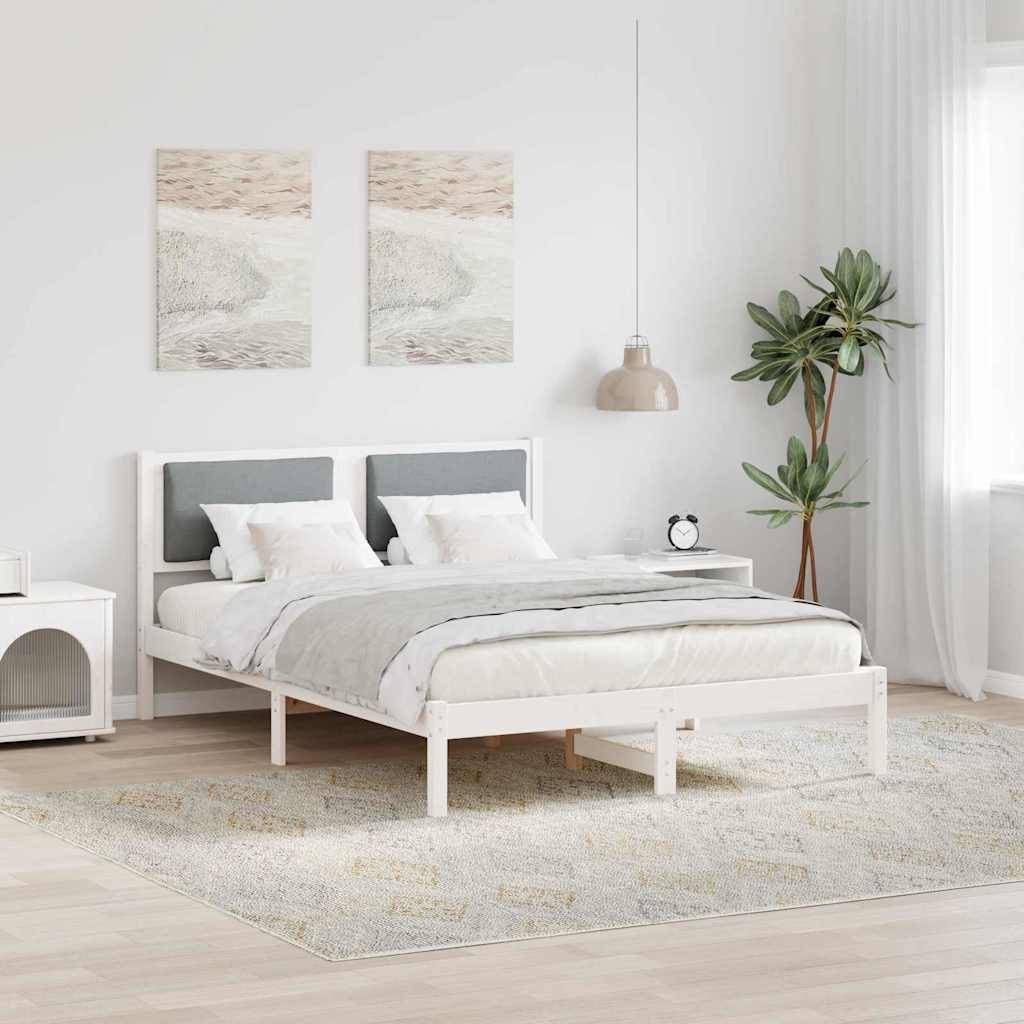 Ein modernes Schlafzimmer mit einem weißen Bett, einem grauen Kopfteil und heller Bettwäsche, zwei abstrakten Gemälden an der Wand, einer Topfpflanze und einer hängenden Lampe.