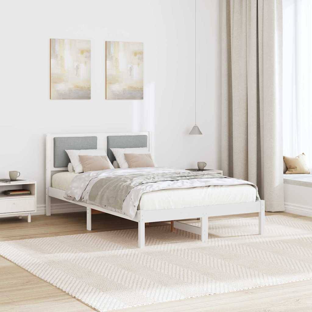Ein minimalistisches Schlafzimmer zeigt ein Bett mit weicher grau-weißer Bettwäsche, einen Nachttisch, abstrakte Kunst und ein großes Fenster mit beigen Vorhängen.