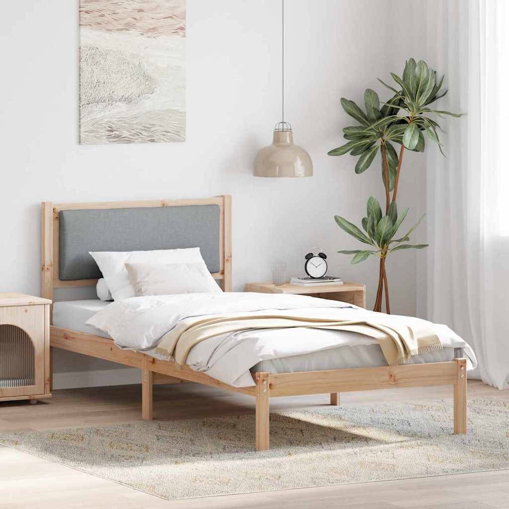 Ein minimalistisches Schlafzimmer mit einem Holzbett, weißer Bettwäsche, einem Nachttisch, einer Topfpflanze und sanftem natürlichen Licht durch ein großes Fenster.