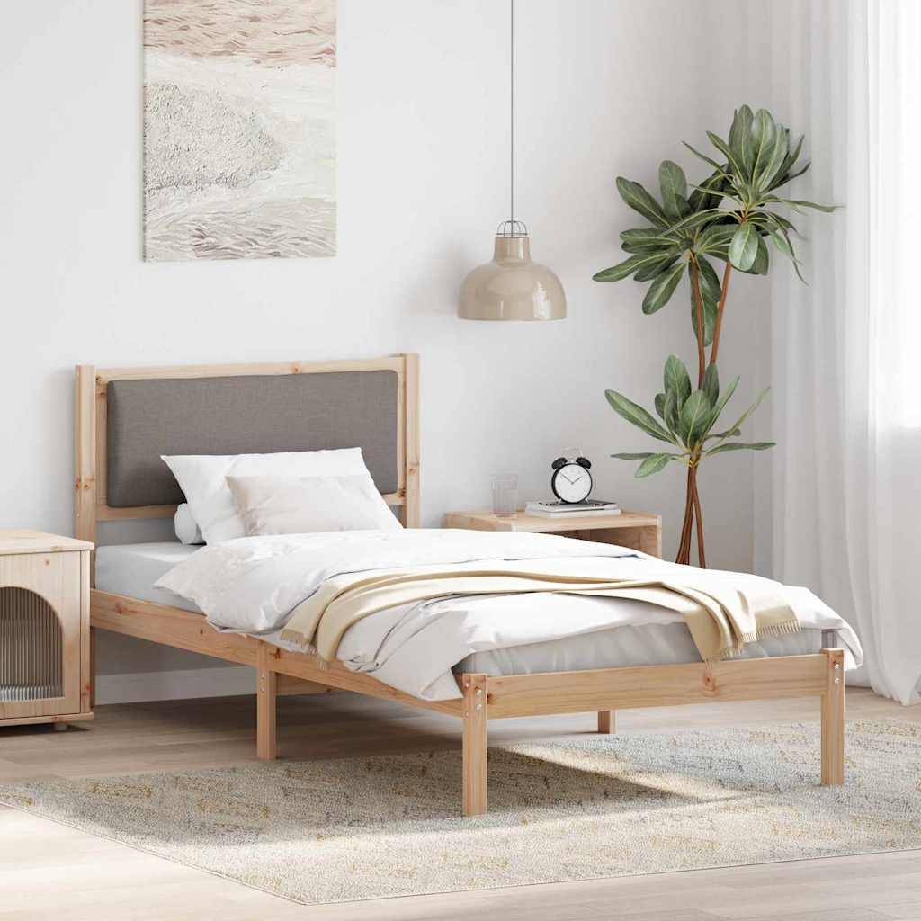 Ein minimalistisches Schlafzimmer mit einem Holzbett, weißer Bettwäsche und einer gelben Decke. Ein Nachttisch, eine Zimmerpflanze und Wandkunst vervollständigen die Dekoration.