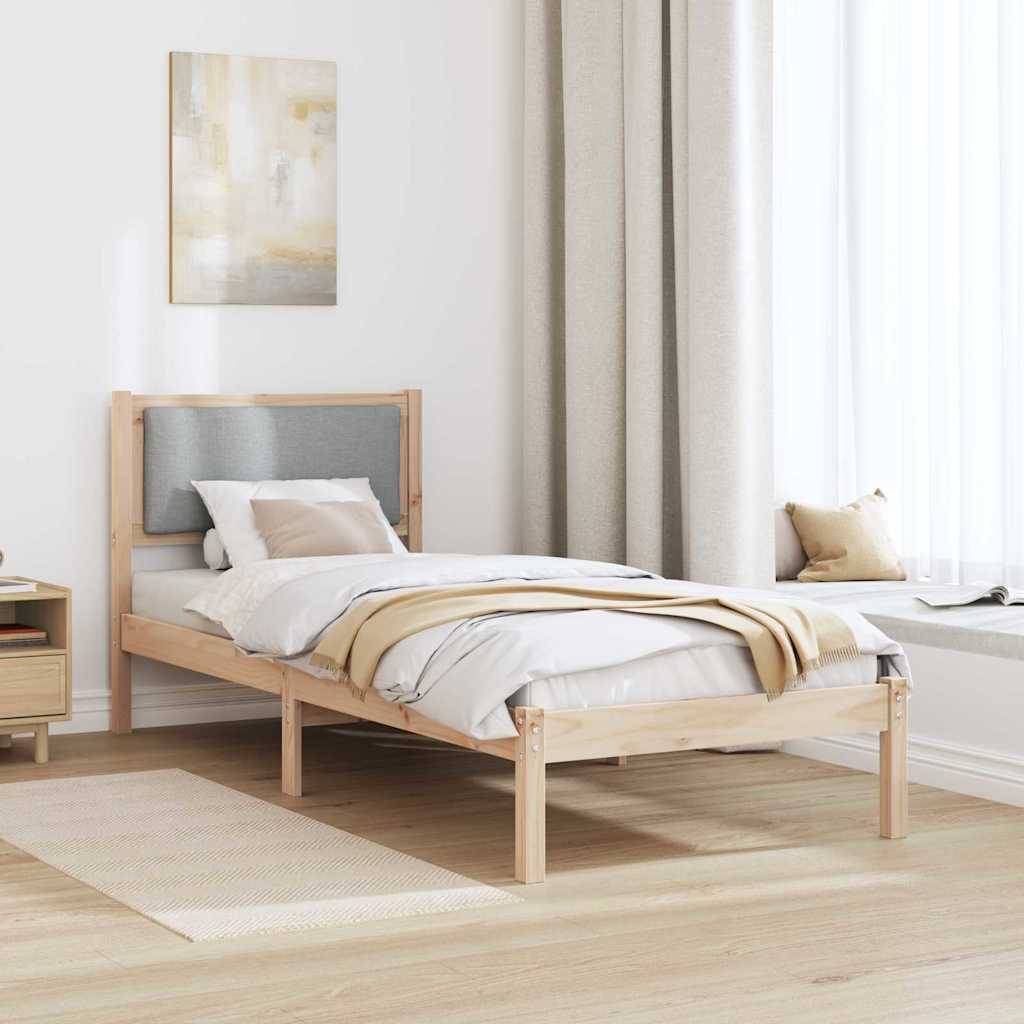 Ein minimalistisches Schlafzimmer präsentiert ein Holzbett mit weißer und beige Bettwäsche, einen kleinen Nachttisch und abstrakte Wandkunst, die eine ruhige Atmosphäre schafft.