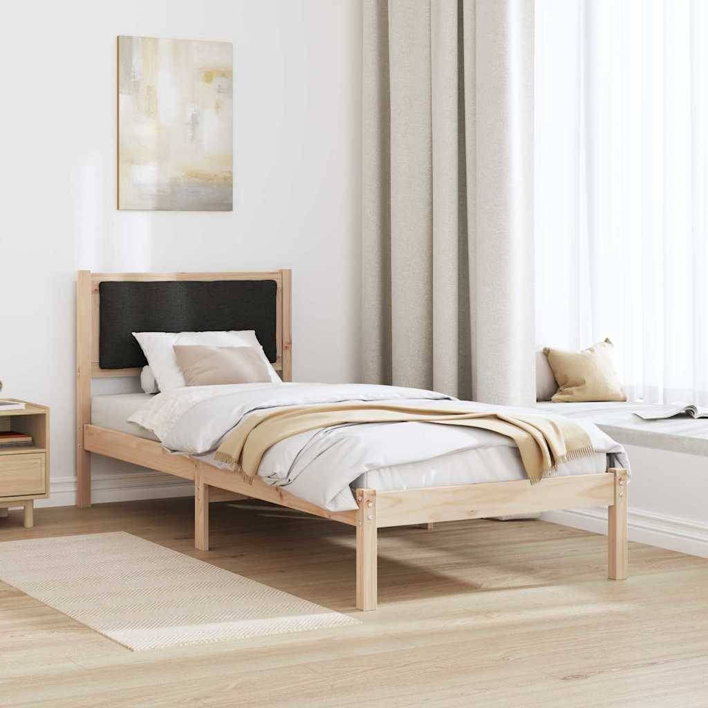 Ein minimalistisches Schlafzimmer mit einem Holzbett, neutraler Bettwäsche, einem Nachttisch und abstrakter Kunst an der Wand, das eine ruhige Atmosphäre vermittelt.