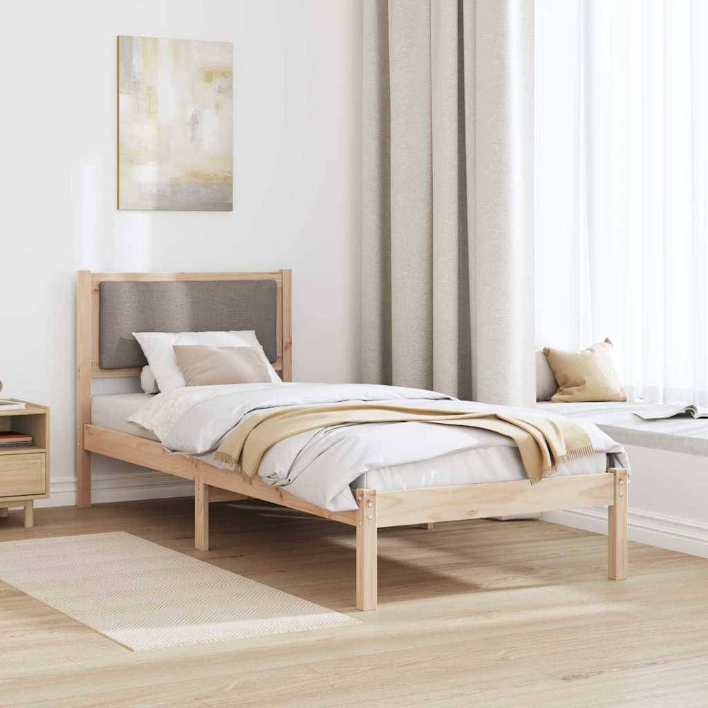 Ein minimalistisches Schlafzimmer mit einem Holzbett, heller Bettwäsche und einem kleinen Nachttisch. Neutrale Töne dominieren die Raumgestaltung.