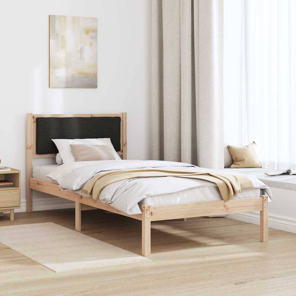 Ein minimalistisches Schlafzimmer präsentiert ein Holzbett mit weichen Kissen und einer beigen Bettdecke, neben einem kleinen Nachttisch. Ein weicher Teppich liegt auf hellem Holzboden.