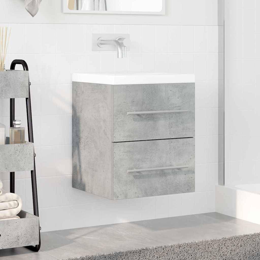 Modernes Badezimmer mit einem kleinen, an der Wand montierten Waschbecken und einem Schrank mit Betonoberfläche, neben einem schwarzen Regal, das Toilettenartikel beherbergt.