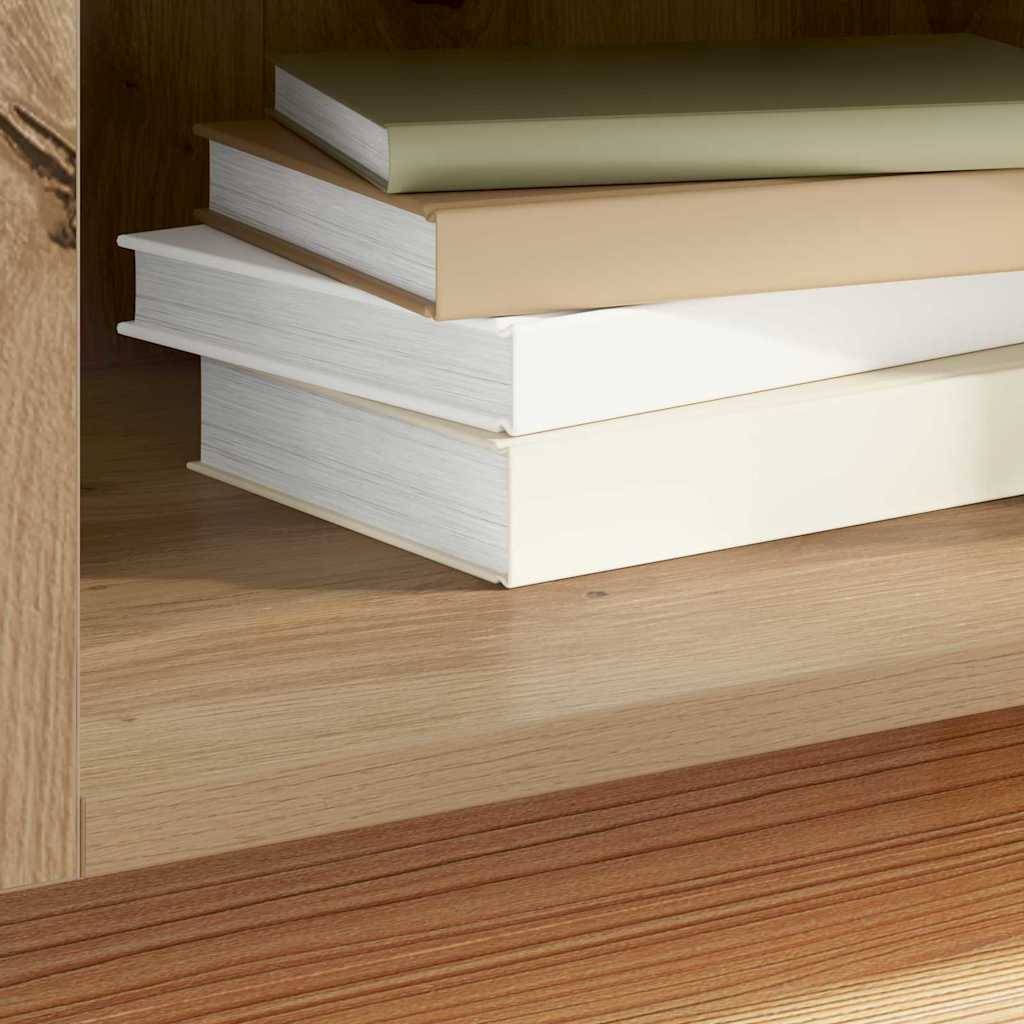 Mehrere gestapelte Bücher auf einem Holzregal, die eine Mischung aus neutralfarbenen Buchumschlägen zeigen.