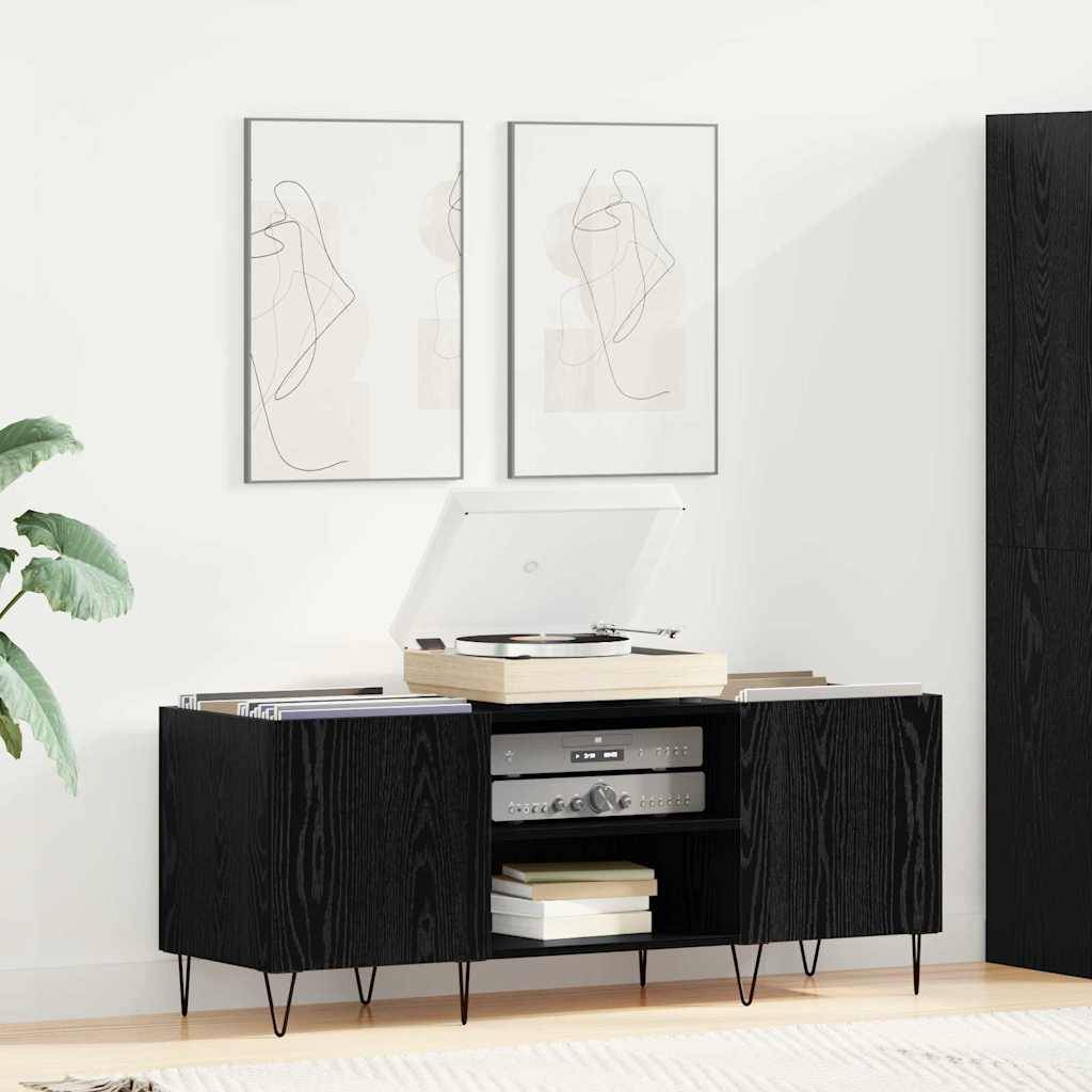 Moderne Wohnzimmereinrichtung mit einer schwarzen Holzkonsole, auf der ein Plattenspieler, ein Verstärker und Schallplatten stehen; abstrakte Kunst und eine Pflanze dekorieren die Szene.