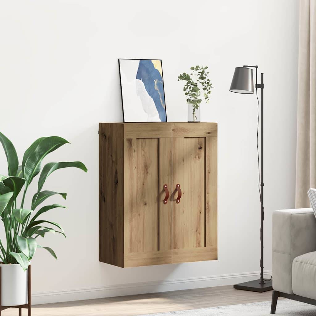 Holzwandschrank mit geschlossenen Türen, auf dem ein gerahmtes abstraktes Kunstwerk und eine kleine Pflanze platziert sind. Stehlampe und Topfpflanze in der Nähe.