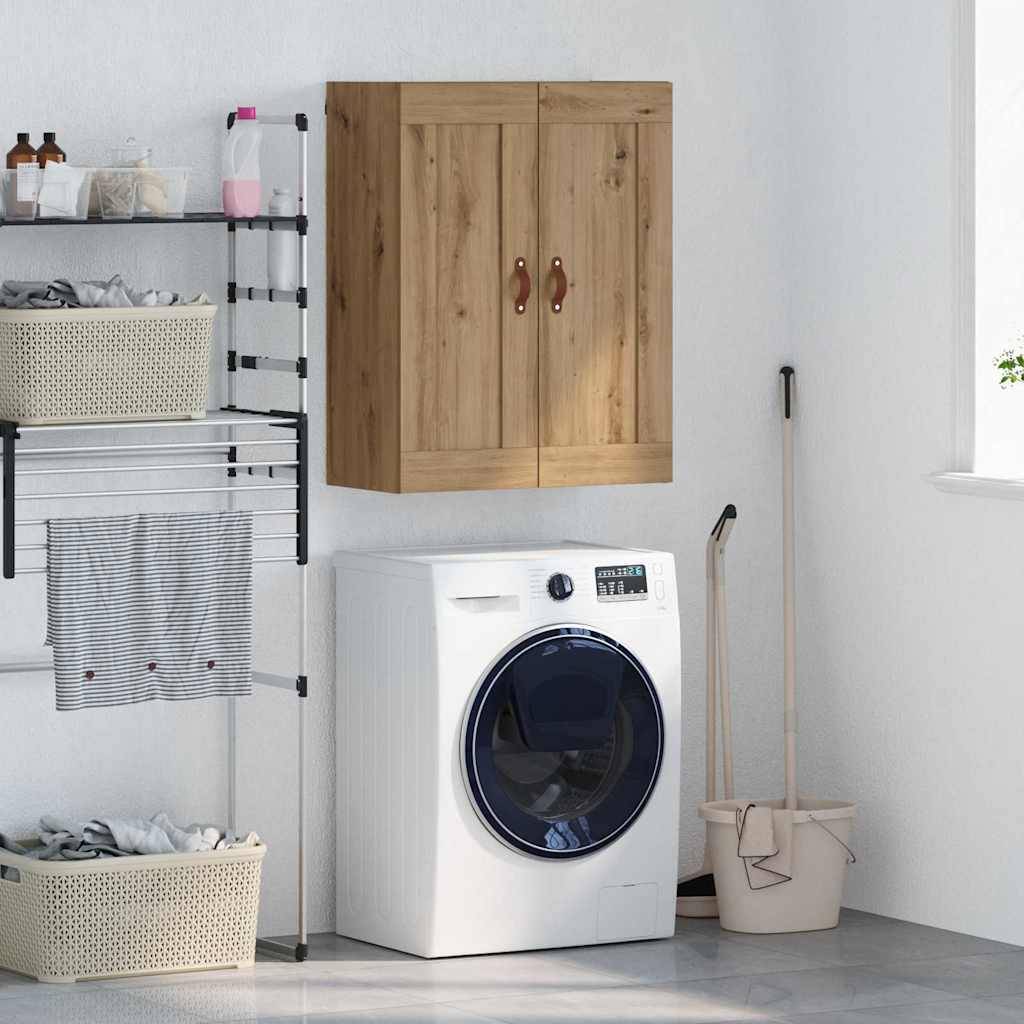 Waschraum mit einer Frontlader-Waschmaschine, an der Wand montiertem Holzschrank, Regalen mit Körben und Reinigungsutensilien in der Ecke.
