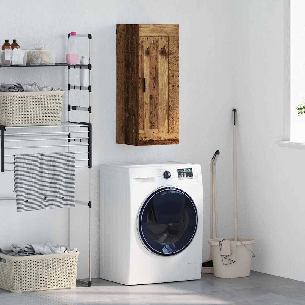 Eine weiße Frontlader-Waschmaschine steht neben einem Holzschrank und schwarzen Regalen mit Körben. Ein Fenster rechts lässt Licht herein.