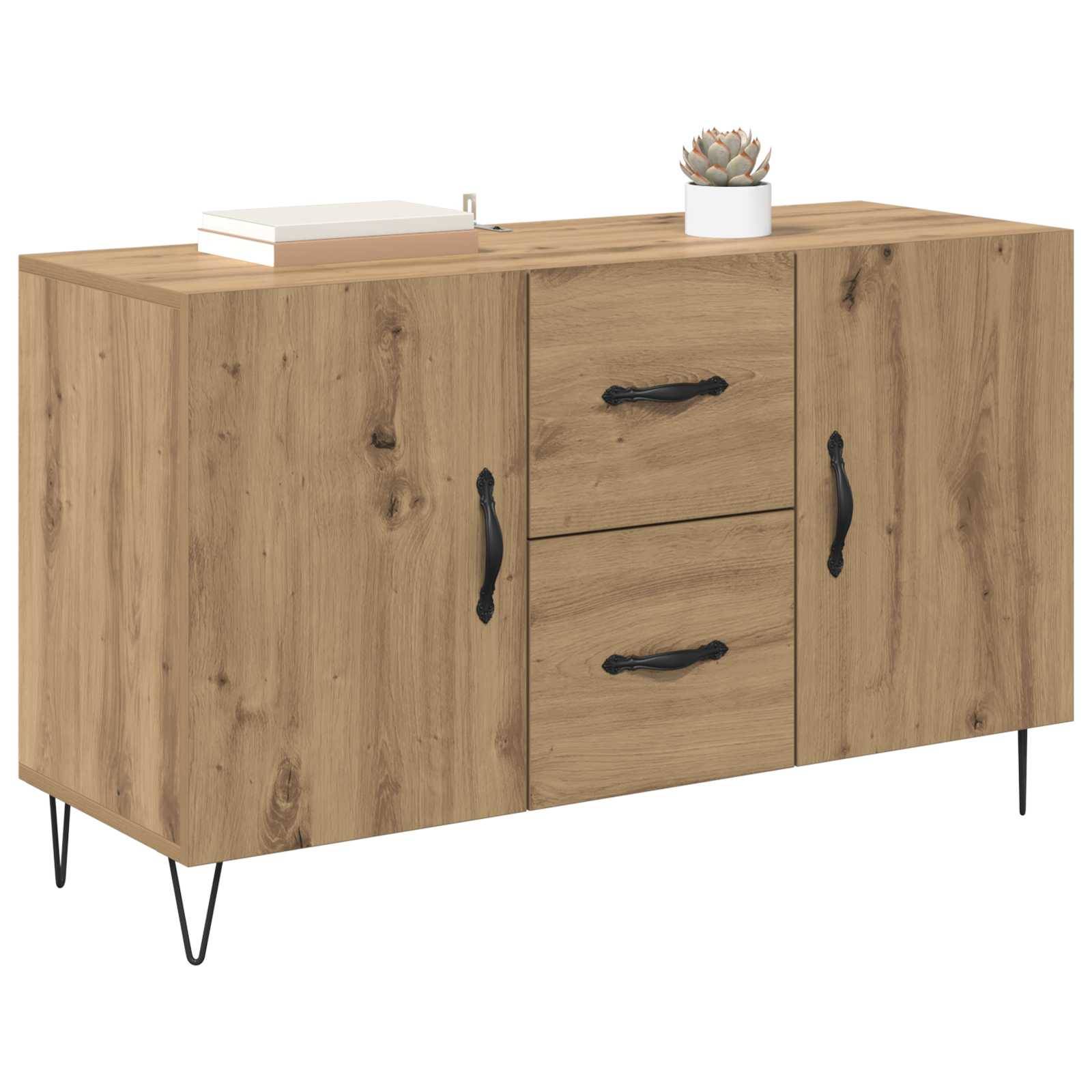 Holzsideboard-Schrank mit zwei Türen, zwei mittleren Schubladen, schwarzen Griffen und schlanken Metallbeinen; kleine Dekorationsgegenstände oben.