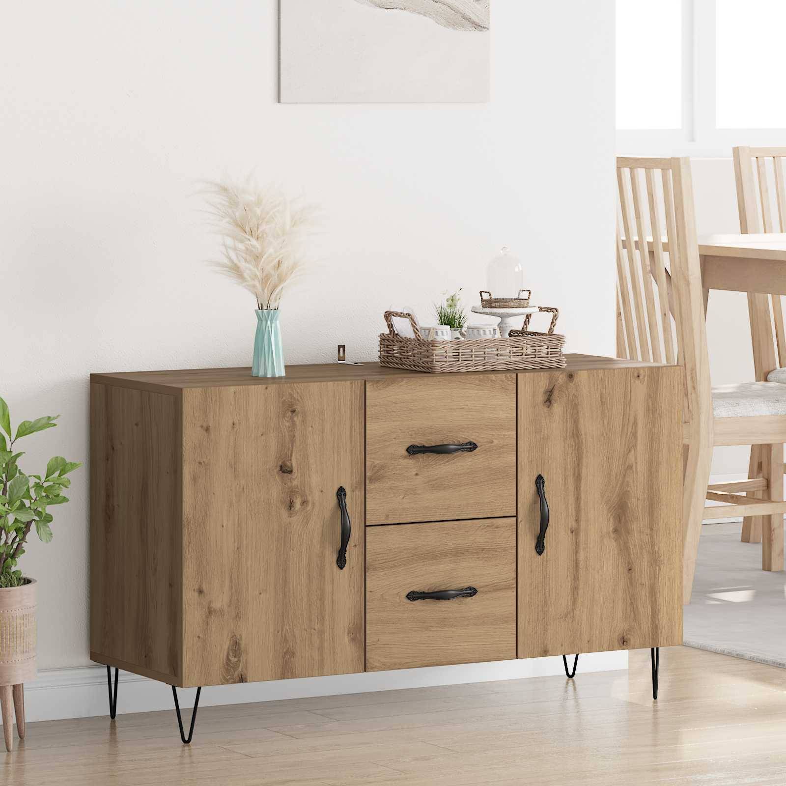 Holzkommode mit zwei Türen und zwei Schubladen, schwarze Griffe und Haarnadelbeine, stilisiert mit einem Tablett und einer Vase in einem hellen Esszimmer.