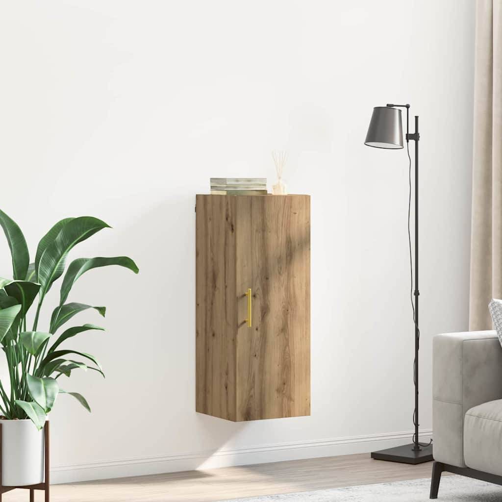 Ein kleiner Holzschrank, der an einer weißen Wand neben einer Stehlampe montiert ist, mit einer Topfpflanze und einem teilweise sichtbaren grauen Sofa in der Nähe.