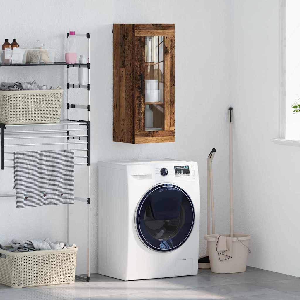 Waschraum mit einer Waschmaschine, Regalen mit Körben und einem rustikalen Holzschrank an der Wand. Helle, minimalistische Gestaltung.