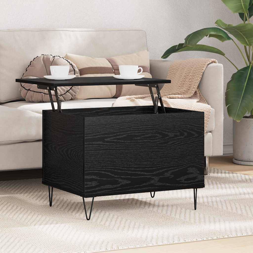 Ein schwarzer Couchtisch mit Hubfunktion in einem modernen Wohnzimmer, der vor einem beigen Sofa mit Kissen und einer Zimmerpflanze in der Nähe steht.