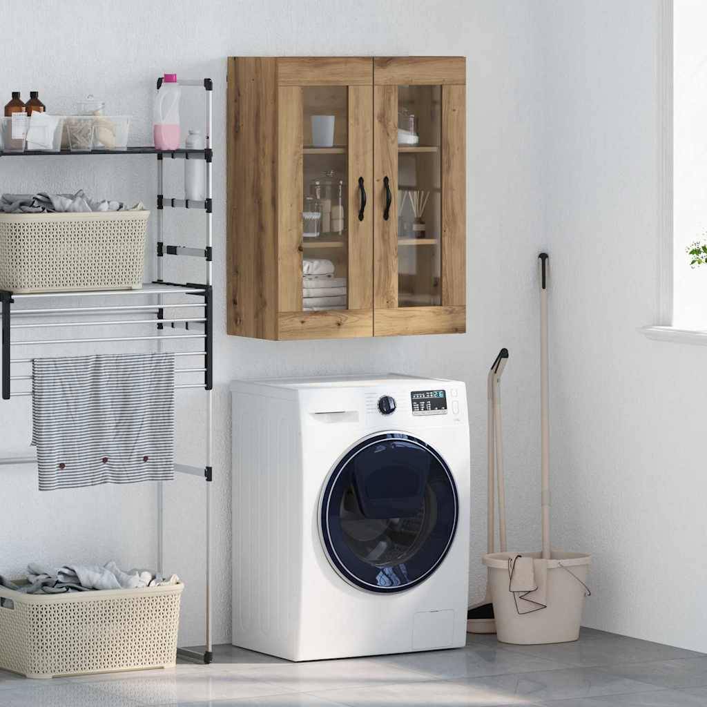 Waschraum mit einer weißen Waschmaschine mit Frontlader, an der Wand montiertem Holzschrank und Regalen mit Körben und Handtüchern.