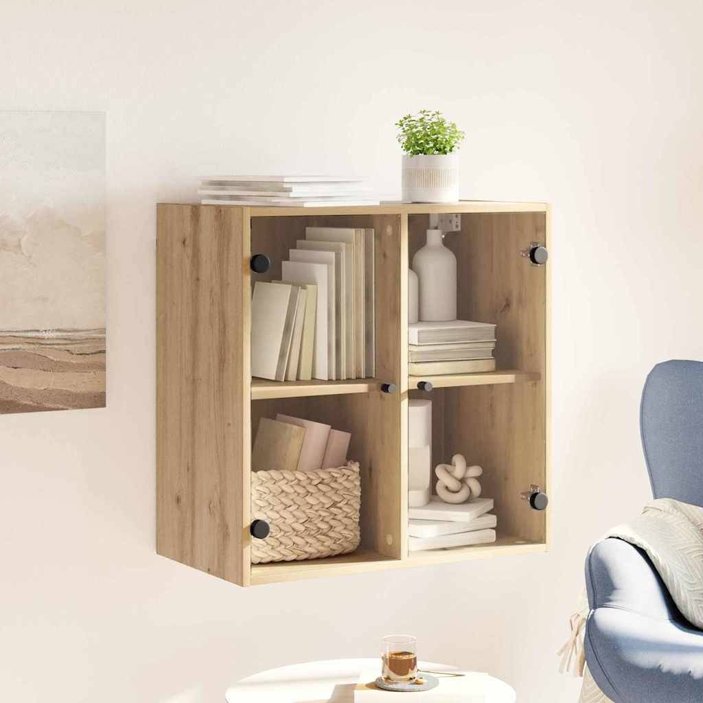 An der Wand befestigtes Holz-Bücherregal mit offenen Fächern. Bücher, eine Topfpflanze und ein dekorativer Korb sind auf den Regalen platziert. Ein blauer Stuhl ist teilweise zu sehen.