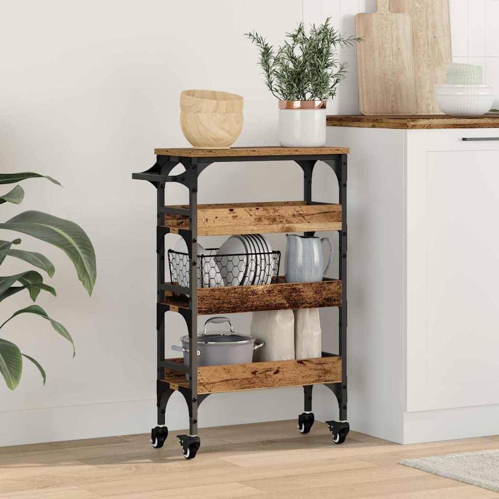 Ein rustikaler Küchenwagen mit drei Holzregalen, auf denen Körbe, ein Topf und ein Schneidebrett stehen, ist neben einer weißen Küchenarbeitsplatte platziert.