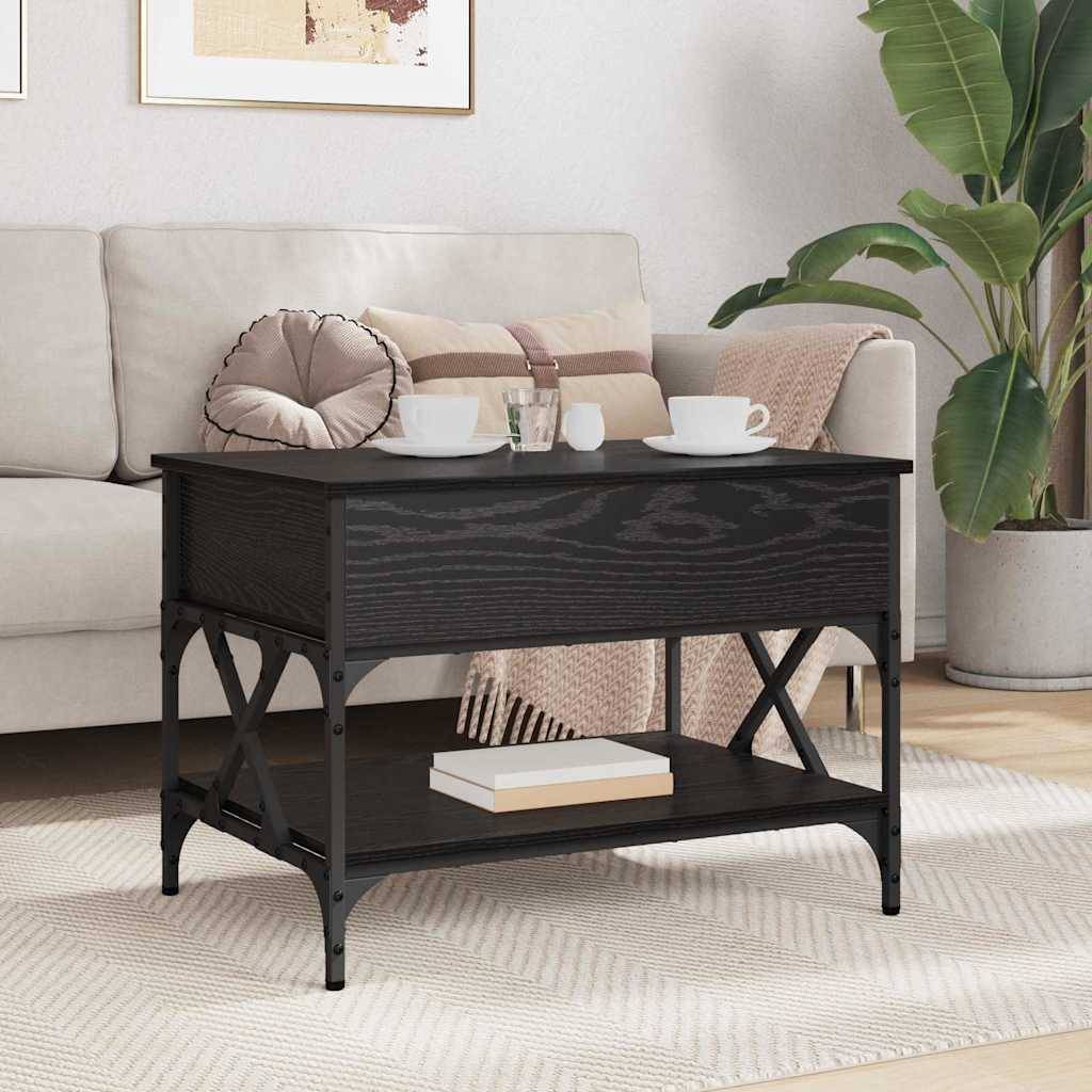 Ein modernes Wohnzimmer zeigt einen Holzkaffeetisch mit erhobener Oberseite, zwei weiße Tassen, ein Buch und eine Pflanze neben einem hellfarbigen Sofa.