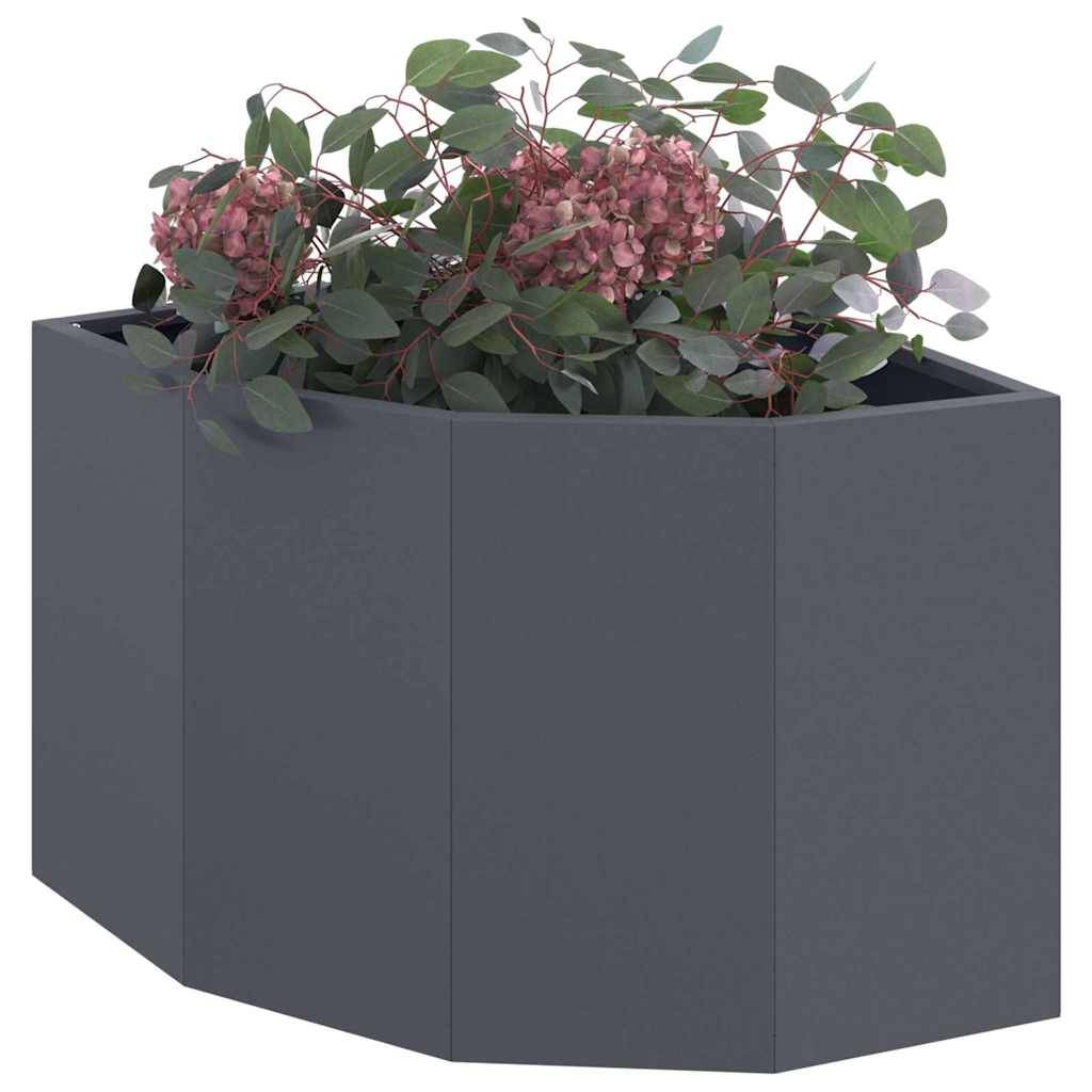 Ein sechseckiger grauer Pflanzkasten mit grünen Blättern und rosa Blüten, der eine Verbindung von Naturelementen und modernem Design präsentiert.