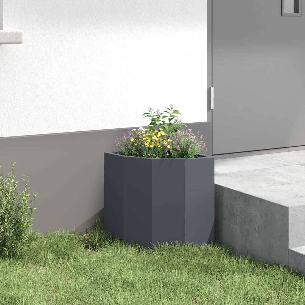 Eine moderne Terrasse mit einer Betonstufe, die zu einer grauen Tür führt, mit einer schwarzen Pflanzbox, die bunte Blumen und grünes Gras in der Nähe enthält.