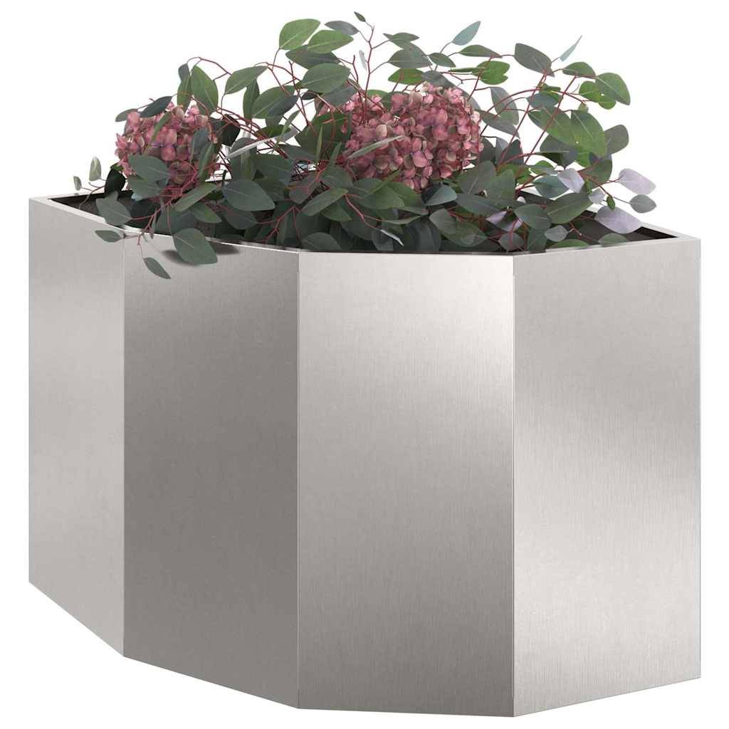 Ein geometrischer silberner Pflanzkübel enthält eine üppige Anordnung von grünem Eukalyptus und großen rosa Blumen und präsentiert ein modernes, stilvolles Design.