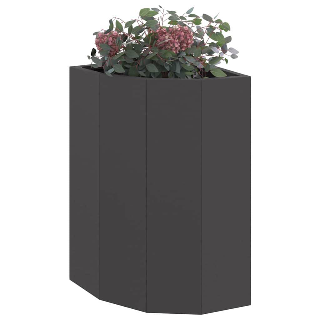 Eine schwarze, eckige Vase trägt pinke Hortensien mit grünen Blättern.