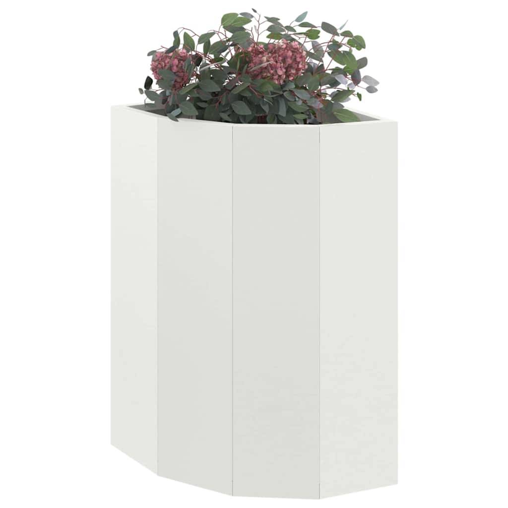 Ein weißer, geometrischer Pflanzentopf mit üppig grünen Blättern und rosa Blüten oben.
