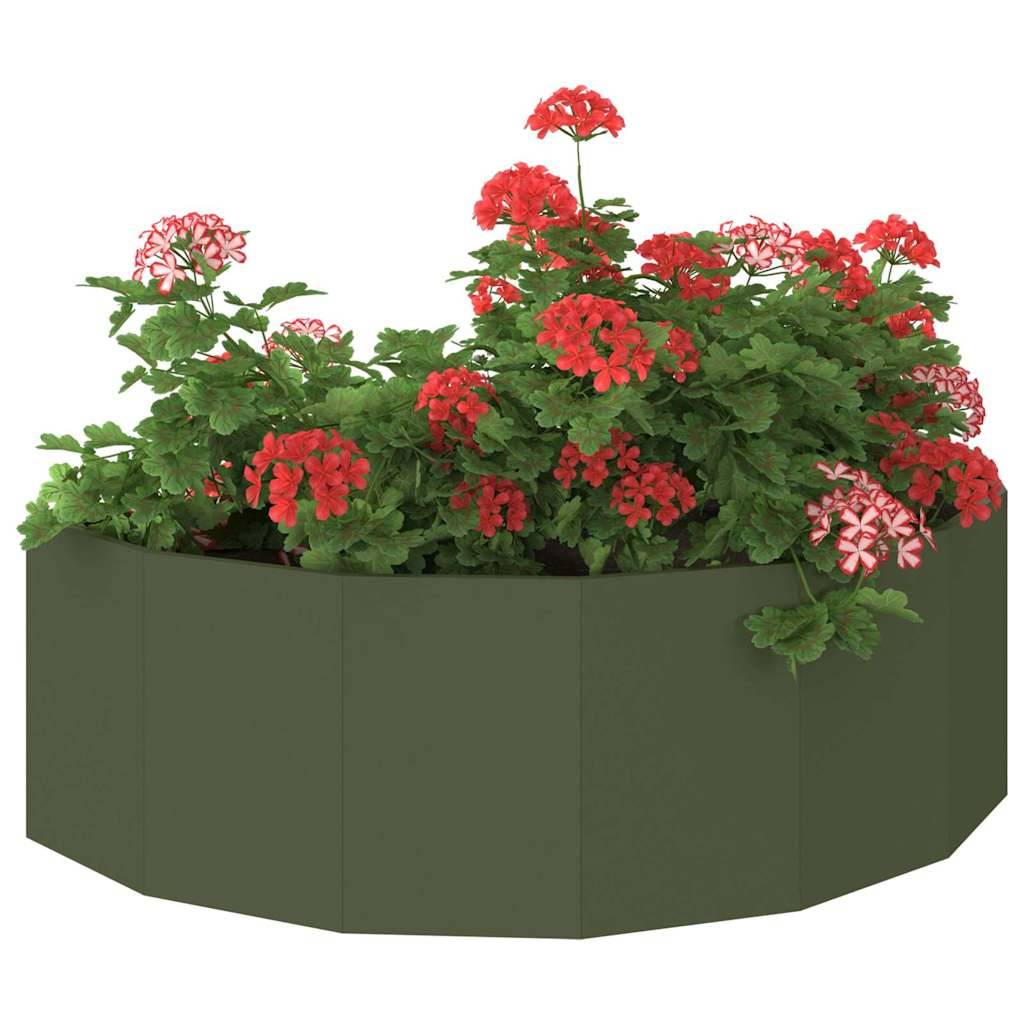 Rote und rosa Geranienblüten mit grünen Blättern in einem grauen achteckigen Pflanztopf.