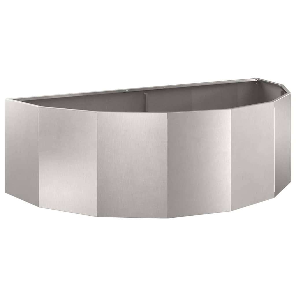 Edelstahl-Eckblende für Fußbodenheizung mit minimalistischem, modernem Design, ausgestattet mit abgewinkelten Paneelen, zur Heizungsintegration.