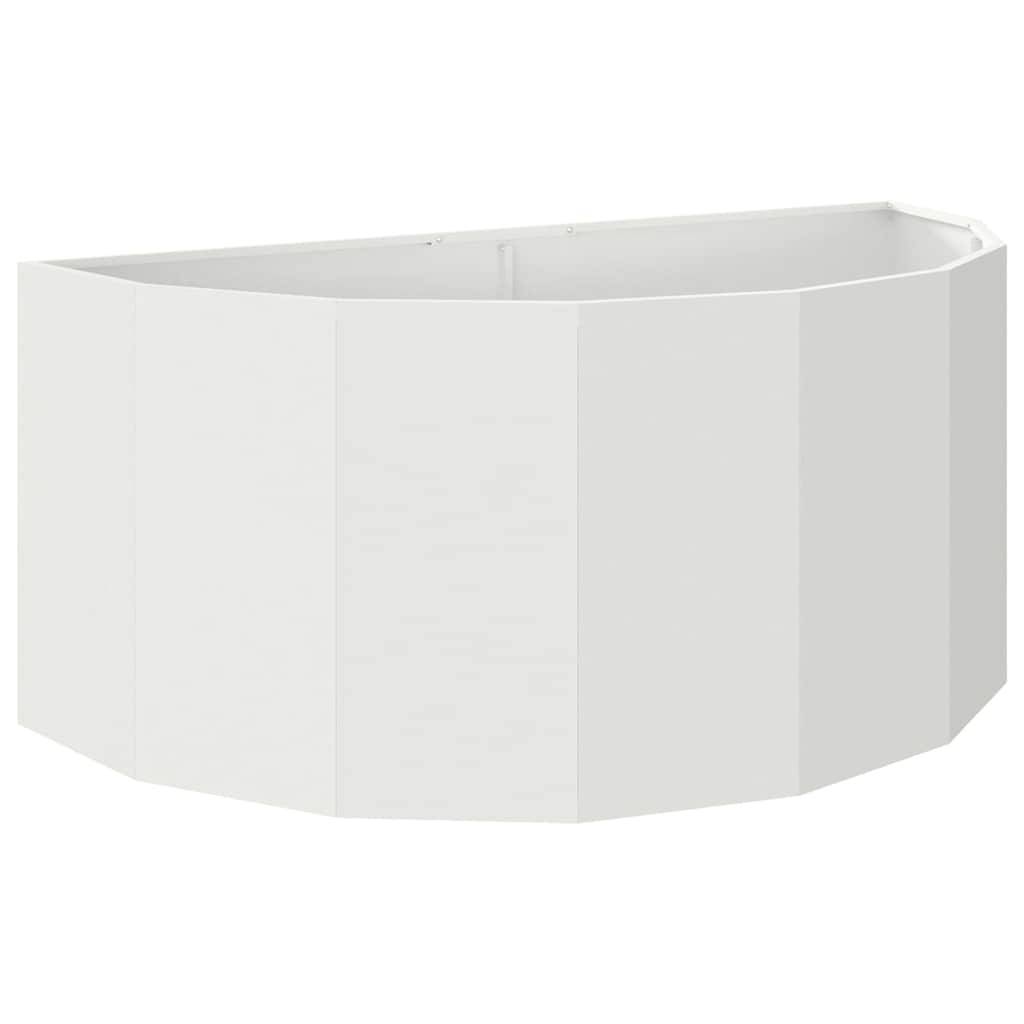 Ein weißes, winkeliges, eckiges Badewannenpaneel mit klaren Linien und einem minimalistischen Design, das für moderne Badezimmereinrichtung konzipiert ist.