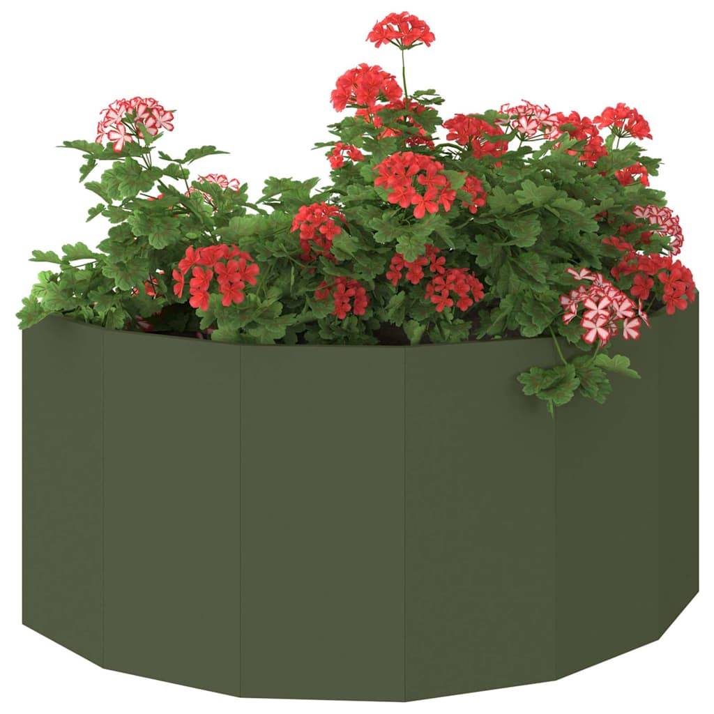 Ein runder, grüner Blumentopf gefüllt mit blühenden roten und weißen Geranien, der üppiges Grün und lebendige Blumen präsentiert.