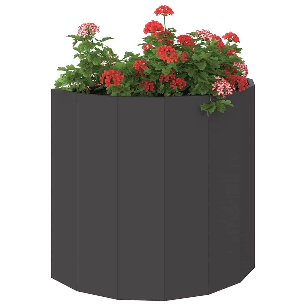 Ein schwarzer, achtkantiger Pflanzentopf beherbergt leuchtend rote und rosa Geranien mit üppig grünem Laub und bietet einen farbenfrohen Gartenakzent.