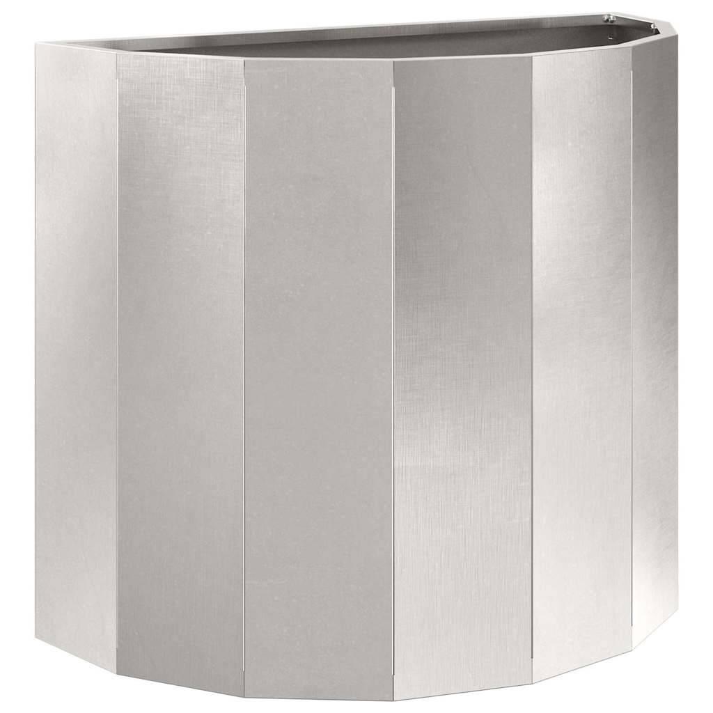 Eine glänzende, silberne Metallecke zum Schutz von Wandkanten, mit einer eleganten, kantigen Form, die sich für moderne Innenräume eignet.