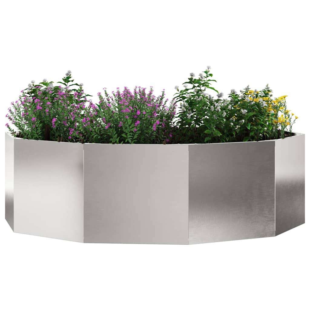 Sechseckiger silberner Pflanzentopf, gefüllt mit verschiedenen grünen Pflanzen und lila Blüten, der ein modernes Design präsentiert.