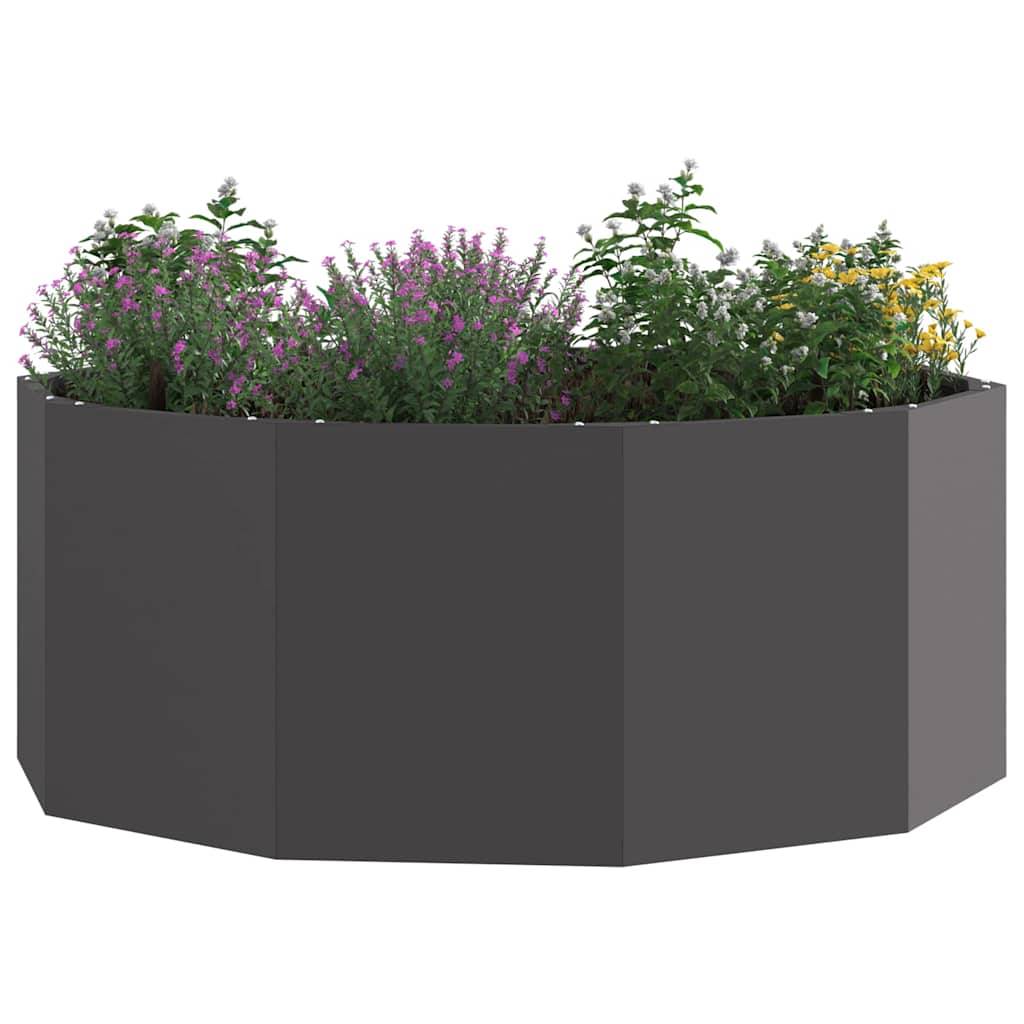Erhöhtes Metallgartenbeet, gefüllt mit üppiger Grünpflanzung und lila Blumen, das eine moderne Outdoor-Bepflanzungslösung veranschaulicht.