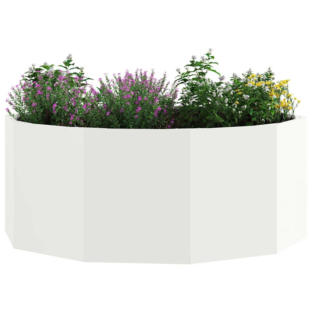 Eine sechseckige weiße Pflanzbox, gefüllt mit verschiedenen grünen Pflanzen und lila und gelben Blumen, die eine farbenfrohe Gartengestaltung präsentiert.