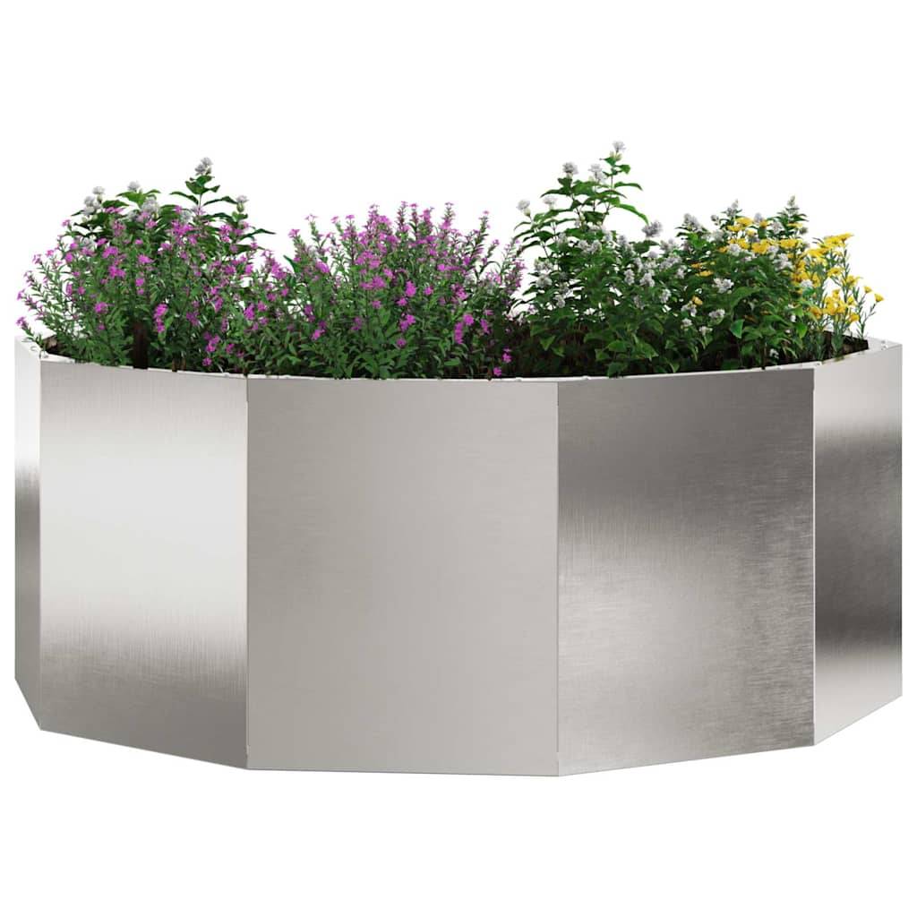 Ein sechseckiger silberner Blumentopf, gefüllt mit rosa und gelben Blumen und grünem Blattwerk.