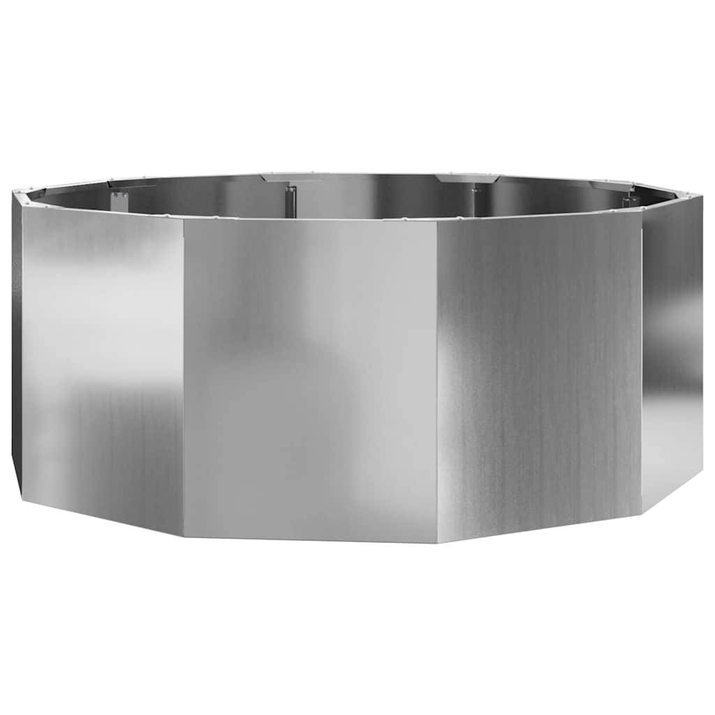 Ein Metallblumentopf in Achteckform, silbern, mit einer glatten, spiegelnden Oberfläche steht allein vor einem weißen Hintergrund.