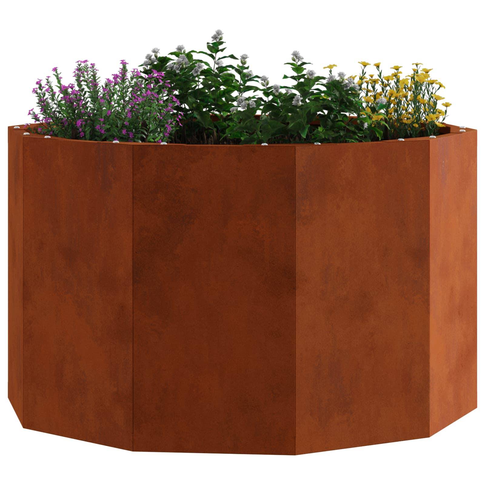 Ein achteckiger, rostfarbener Metallkübel, gefüllt mit verschiedenen grünen Pflanzen und blühenden violetten und gelben Blumen.