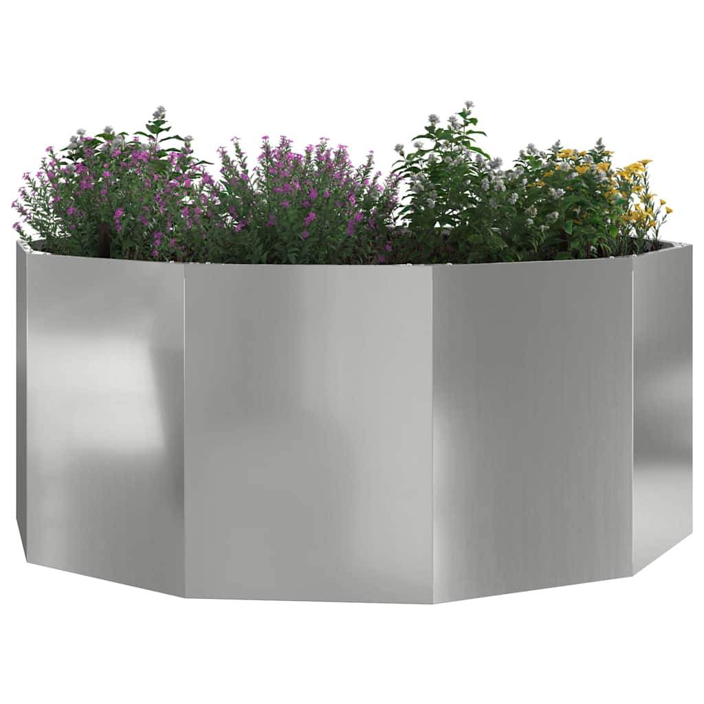 Sechseckiger Metallpflanzkübel mit verschiedenen blühenden Pflanzen, darunter lila und gelbe Blüten, auf weißem Hintergrund.