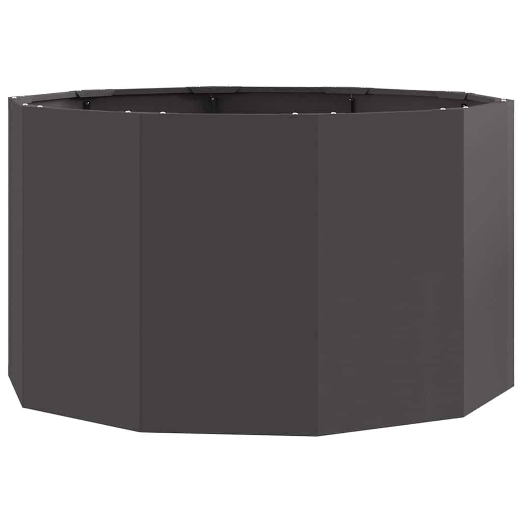 Ein hoher, schwarzer, oktogonaler Metallgarten-Pflanzkübel mit glatten Paneelen und einem minimalistischen Design, geeignet für Bepflanzungen im Freien.
