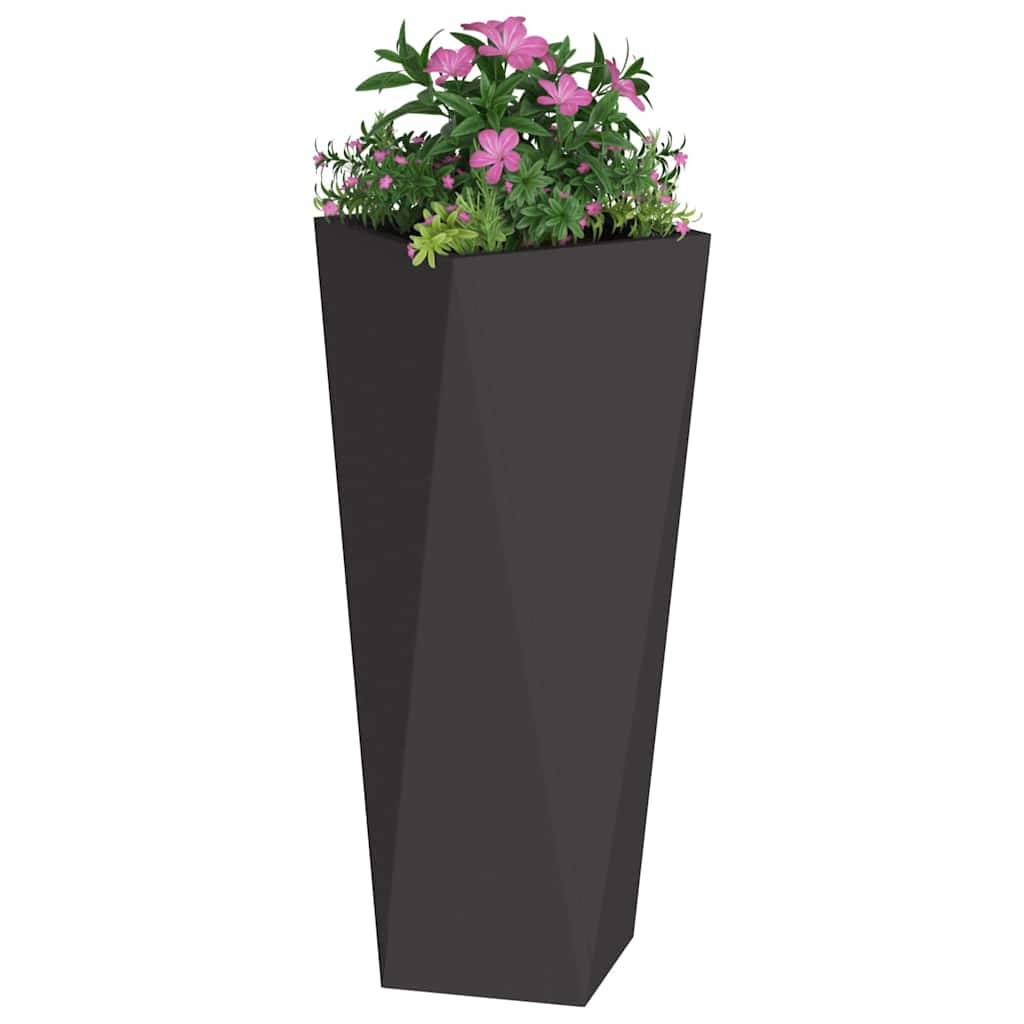 Ein hoher, dunkler geometrischer Pflanzenbehälter ist gefüllt mit üppigem grünem Laub und leuchtend pinken Blüten, der einen modernen und lebendigen dekorativen Akzent setzt.