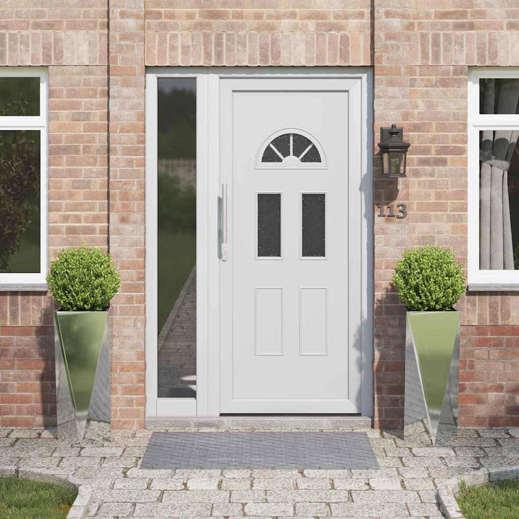 Eine weiße Haustür mit Fensterpaneelen, flankiert von zwei rechteckigen Pflanzenkübeln, eingebettet in eine Ziegelwand mit je zwei Fenstern auf beiden Seiten.