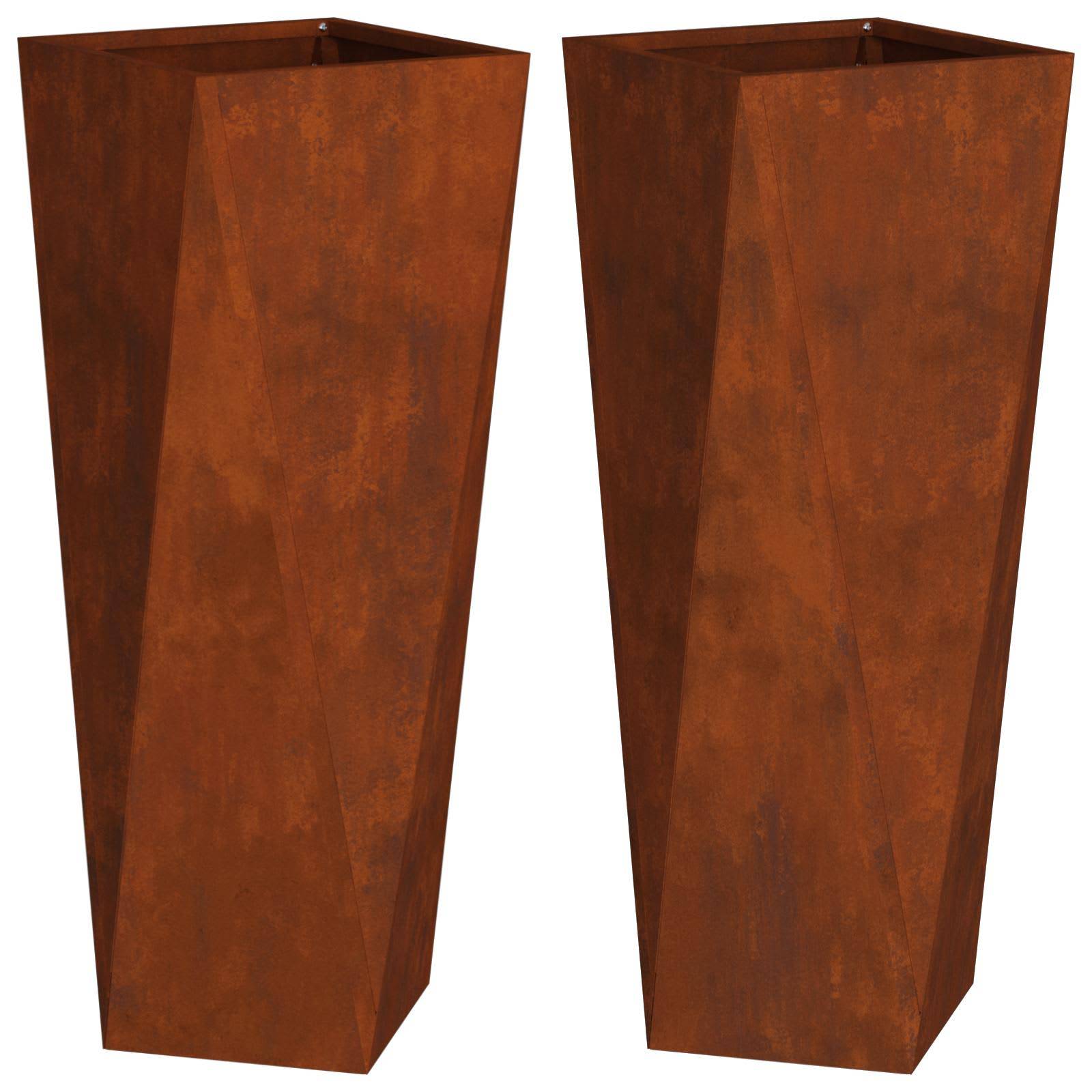 Zwei hohe, rostfarbene, geometrische Blumentöpfe mit einem verjüngten, facettierten Design, nebeneinander platziert.
