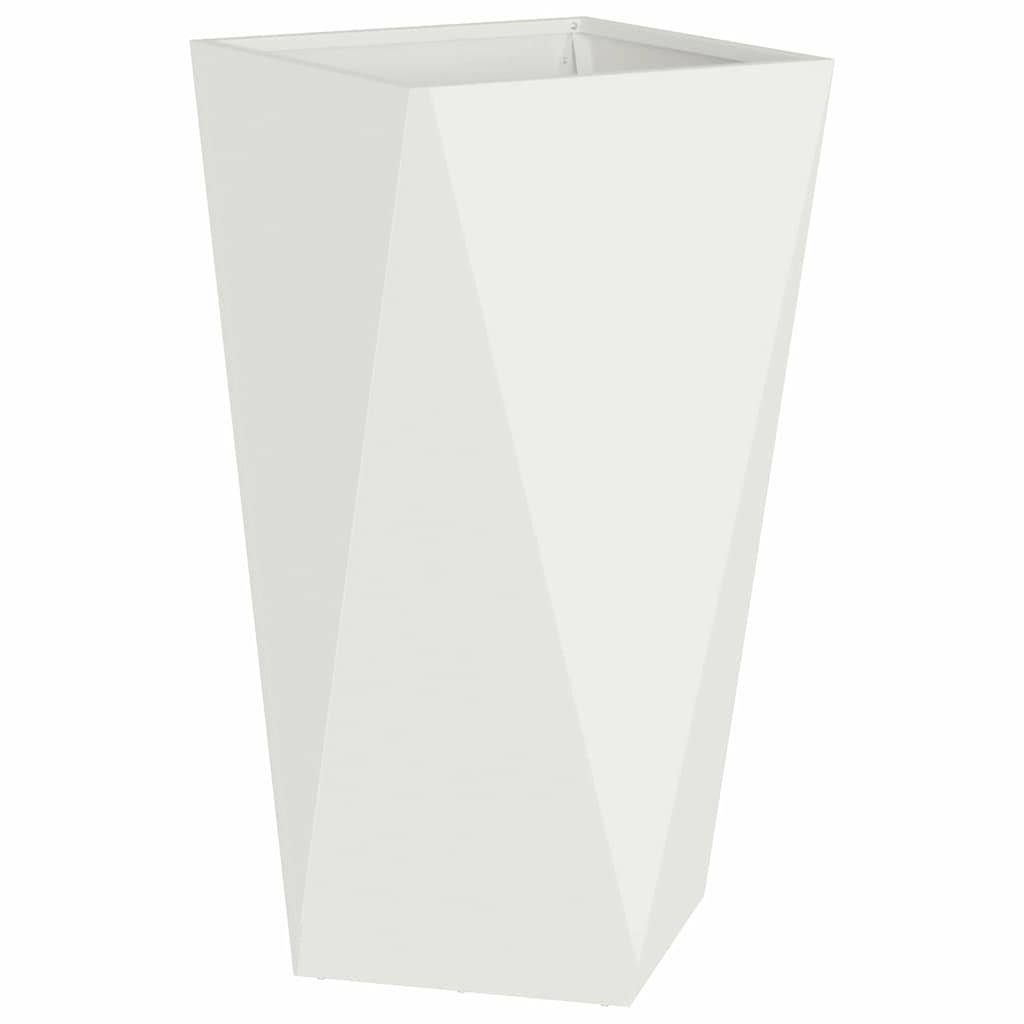 Ein hoher, geometrischer, weißer Pflanzgefäß mit facettiertem Design und offener Oberseite. Geeignet für moderne Indoor- oder Outdoor-Pflanzenarrangements.