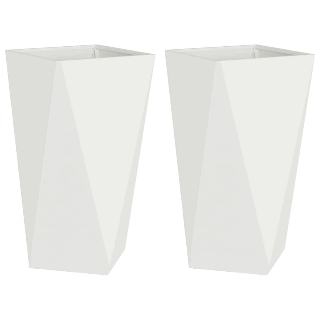 Zwei hohe, weiße, geometrische Pflanzgefäße mit eckigen Designs, nebeneinander angeordnet.