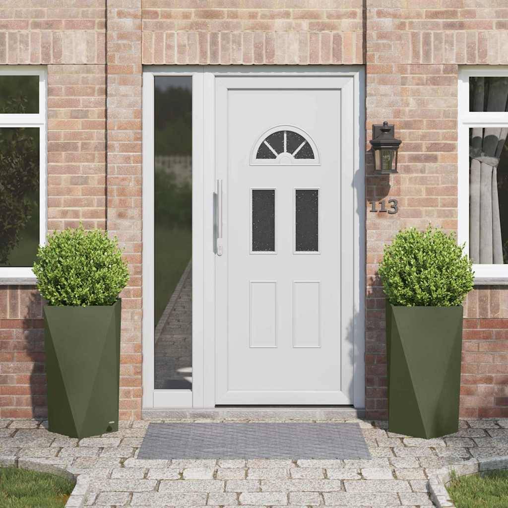 Zwei hohe Pflanzgefäße mit runden Sträuchern flankieren eine weiße Haustür an einem Ziegelhaus. Die Tür verfügt über ein halbkreisförmiges Fenster und zwei rechteckige Glasplatten.