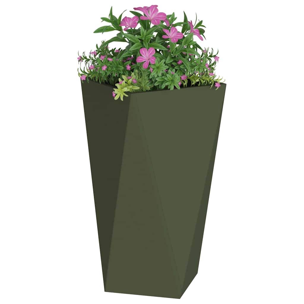 Eine hohe, dunkelgrüne, geometrische Vase enthält üppige grüne Pflanzen mit leuchtend rosa Blüten an der Spitze.