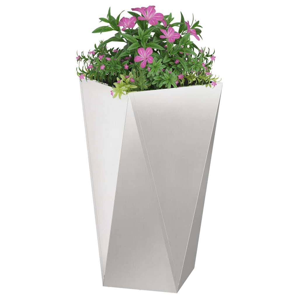 Ein hoher, weißer, geometrischer Pflanzgefäß mit leuchtend rosa und lila Blumen und grünem Blattwerk, das an der Spitze hervorwächst.
